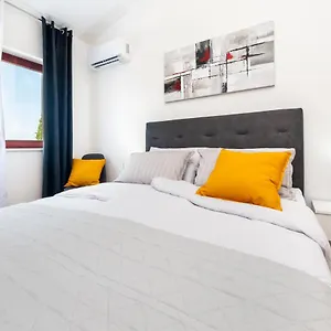 https://apartments-em.in-istria.net