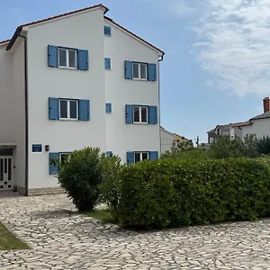https://apartmani-theresa.primorje-gorskikotar.com